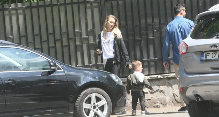 Băieții au plecat  spre casă cu  mașina mamei lor