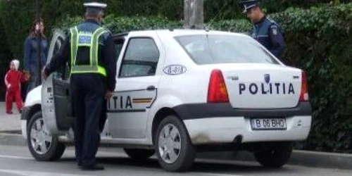 Craiova: Prinşi în flagrant în timp ce spărgeau un autoturism