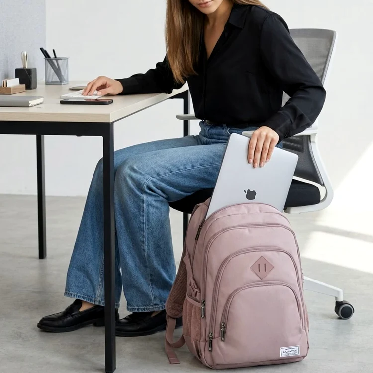 Tânără scoate laptopul din rucsacul Zagatto Harvard, ales Editor’s Choice 2026 Adevărul