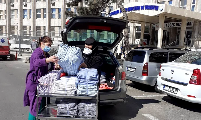 Cearșafurile cusute în mănăstire au fost duse de maică la spitale