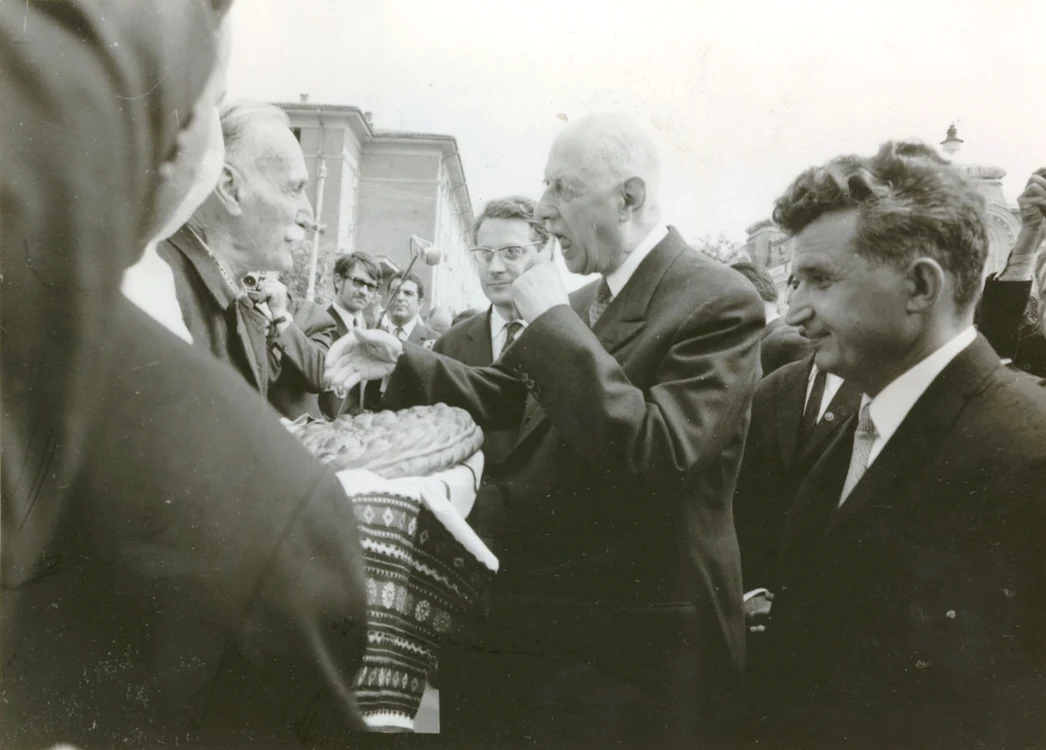 Nicolae Ceauşescu şi generalul de Gaulle, în vizită la Piteşti (18 mai 1968) FOTO: Fototeca Online a Comunismului Românesc