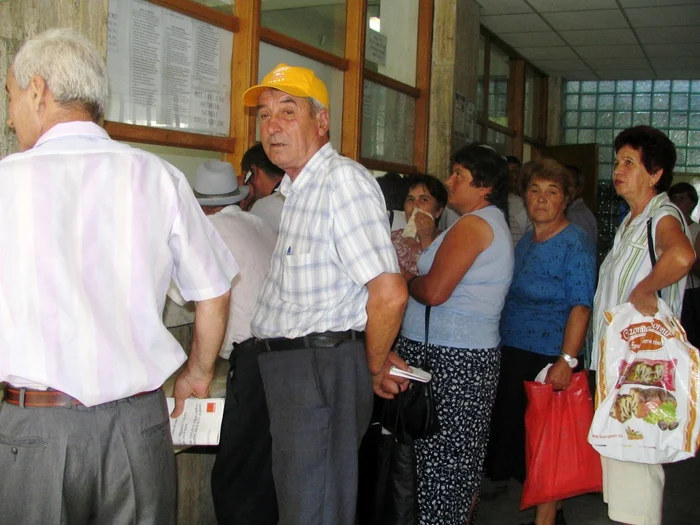 Pensionarii vor primi tichete de 100 de lei