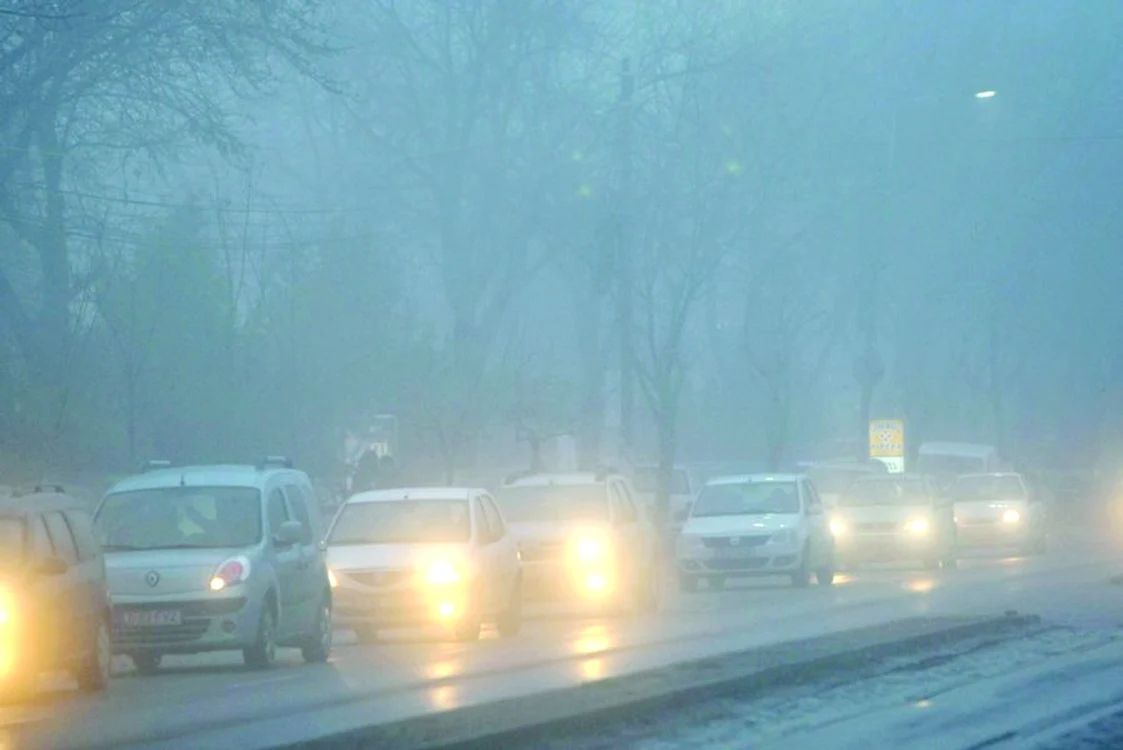 
    Nu porni şi proiectoarele de pe capotă (dacă ai), sunt direcţionate să bată mai sus şi vor reflecta lumina înapoi.  