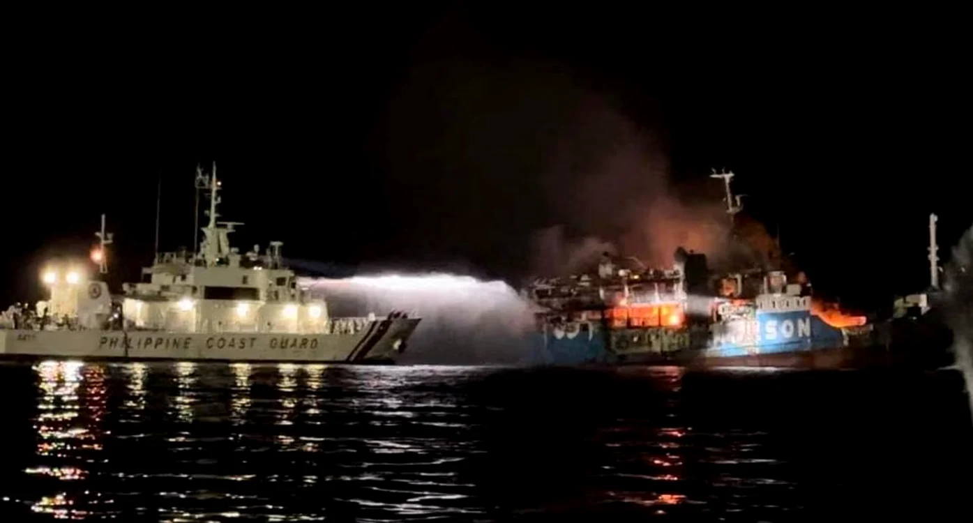 Incendiul asupra unui feribotul de pasageri din Filipine. Foto: Paza de coastă filipineză.