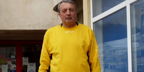 Profesorul Giorge Dumitru îşi începe ziua în grădină