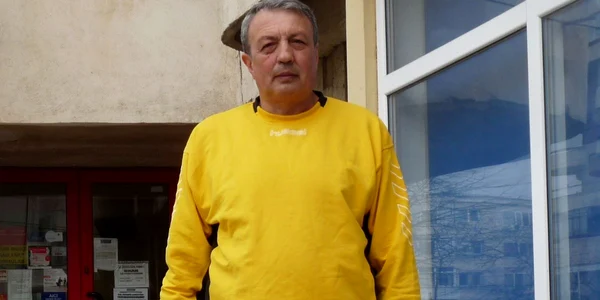 Profesorul Giorge Dumitru îşi începe ziua în grădină