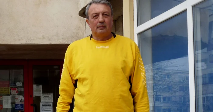 Profesorul Giorge Dumitru îşi începe ziua în grădină