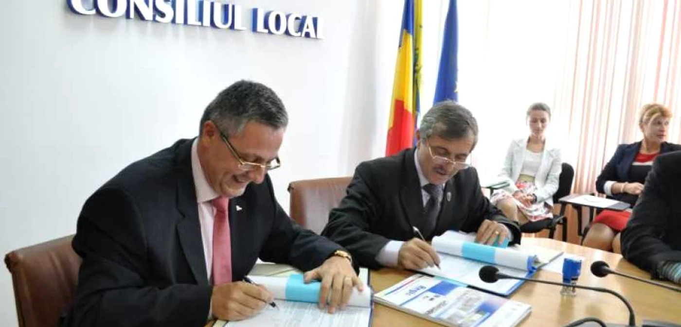 Autorităţile locale din Slobozia au semnat acordul de finanţare la sediul instituţiei FOTO: M.S.