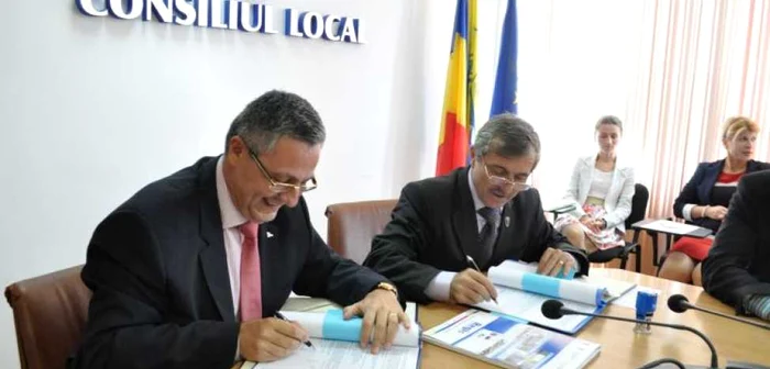 Autorităţile locale din Slobozia au semnat acordul de finanţare la sediul instituţiei FOTO: M.S.
