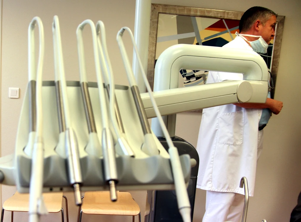 
    Dentistul le scotea pacienților dinții sănătoși și le cauza leziuni fără să îi tratezeFoto AP  