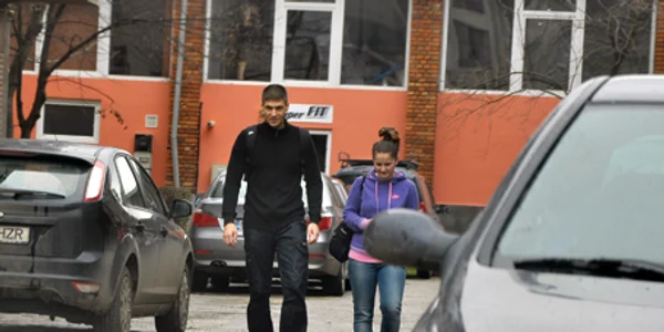 Claudiu Hauptmann a ieşit sâmbătă de la sala de fitness, din zona sediului poliţiei, alături de o prietenă