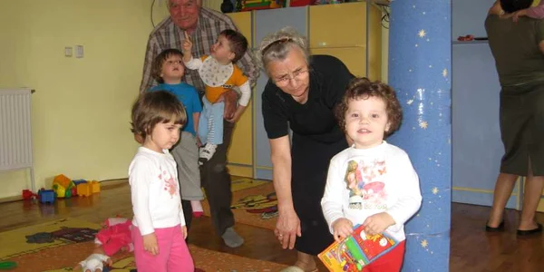 De Revelion, copiii vor fi supravegheaţi de cei doi bunici.