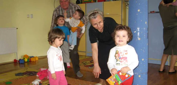 De Revelion, copiii vor fi supravegheaţi de cei doi bunici.
