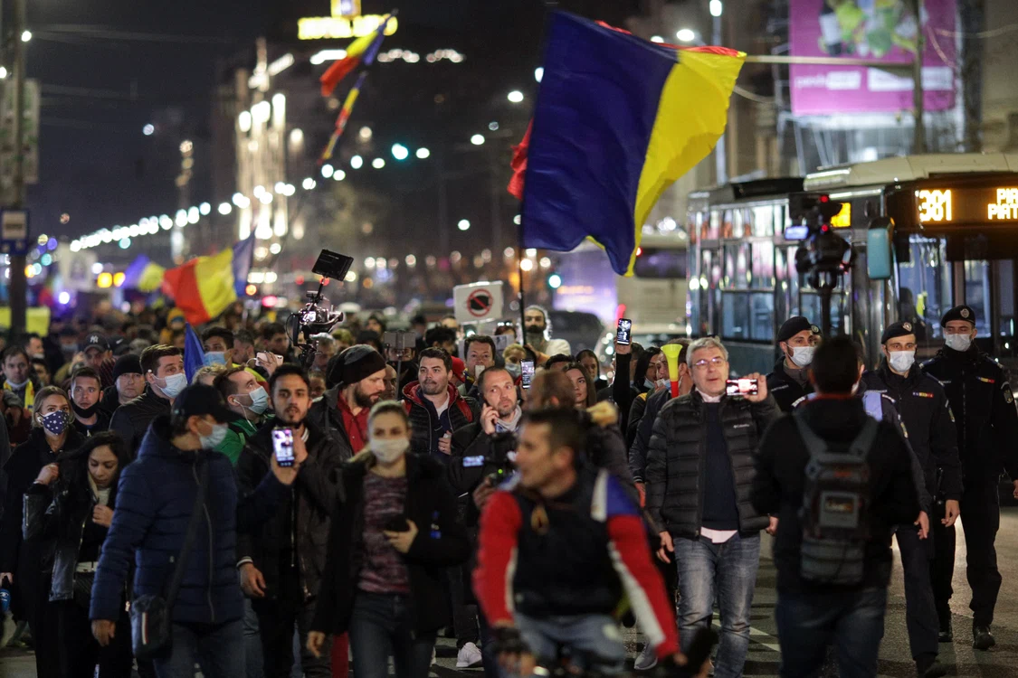 
    Manifestanţii poartă steaguri tricolore şi scandează lozinci împotriva guvernanţilorInquam Photos / Octav Ganea  