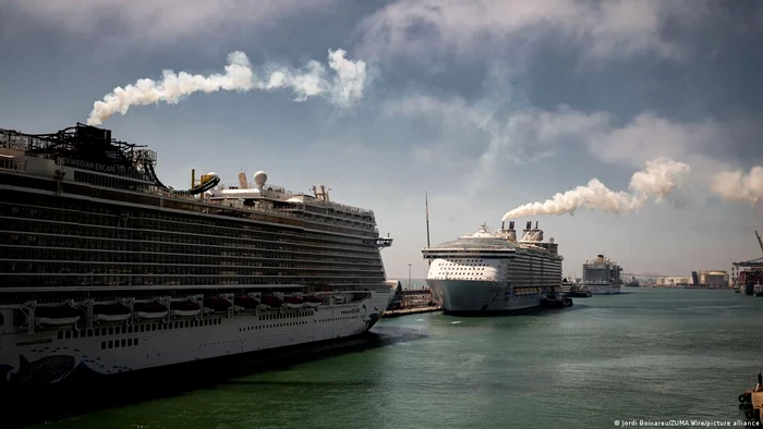 Nave de croazieră în portul Barcelona - mai 2024