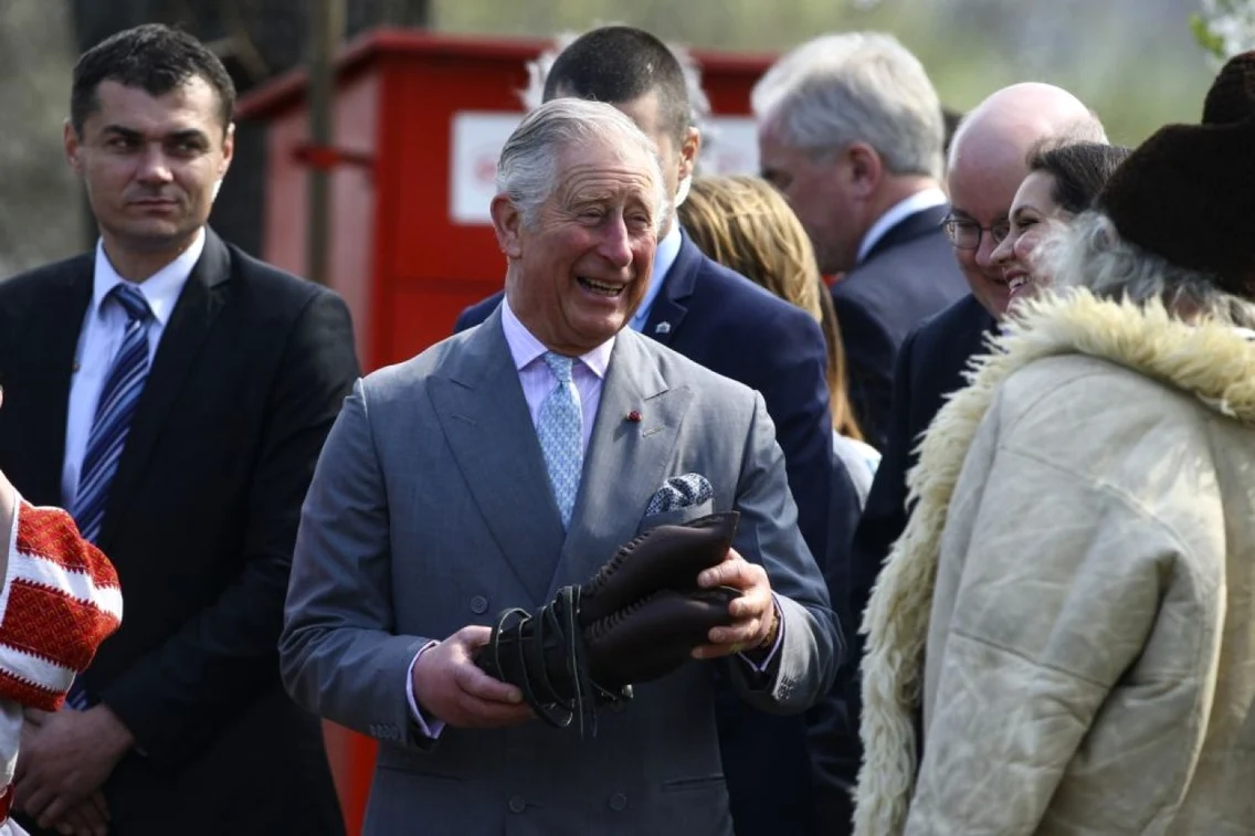 Prinţul Charles şi singurul opincar din Oltenia - Alexandru Ilinca - la Muzeul Satului Dimitrie Gusti Foto Arhiva Adevărul - David Muntean