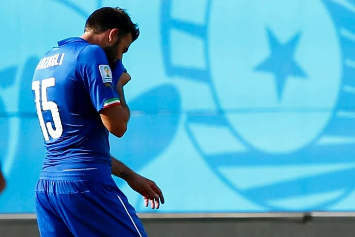 Italienii şi-au folosit tricourile pentru a-şi ascunde dezamăgirea