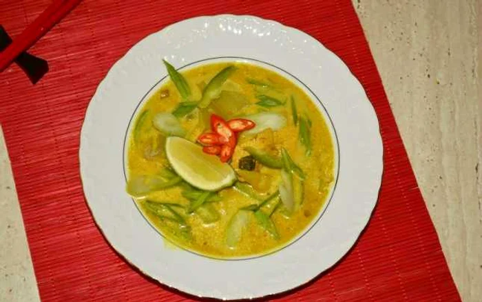 Supa tom kha gai, un preparat clasic thailandez foto www.farfuridi.ro