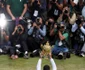 Novak Djokovic ridică trofeul  Wimbledon 2019  FOTO EPA-EFE / Will Oliver