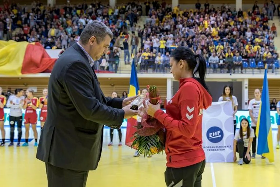 Valentina Elisei a primit un buchet de flori de la președintele FRH, Alexandru Dedu