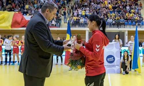 Valentina Elisei a primit un buchet de flori de la președintele FRH, Alexandru Dedu jpeg