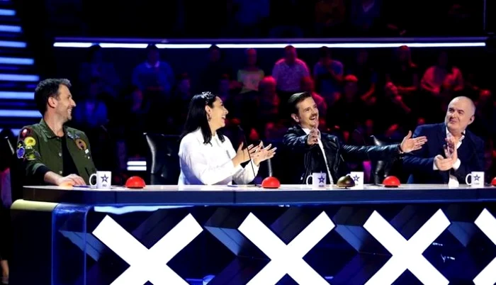 Micuțul dansator Aris Negoiță a primit Golden Buzz din partea prezentatorilor Smiley și Pavel BartoșFoto Facebook