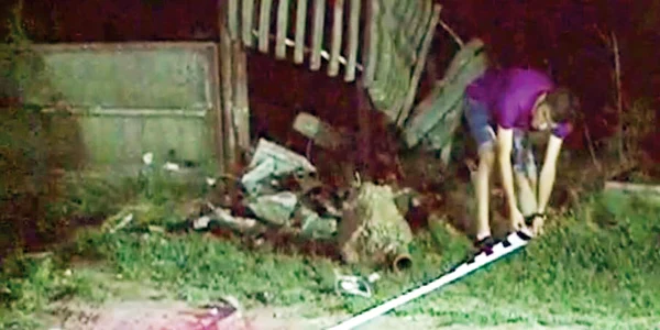 Maşina s a izbit violent de un gard de beton pe care l a distrus jpeg