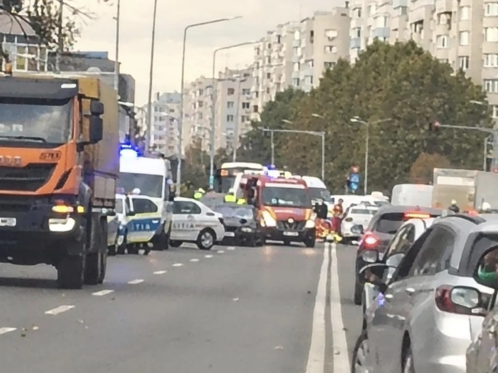 Accident cumplit în Sectorul 4: O femeie de 35 de ani, lovită mortal de o mașină. Copilul pe care îl plimba în cărucior a fost transportat la spital
