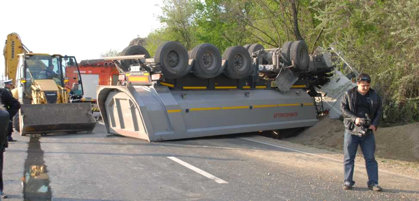 TIR-aul s-a răsturnat peste microbuz