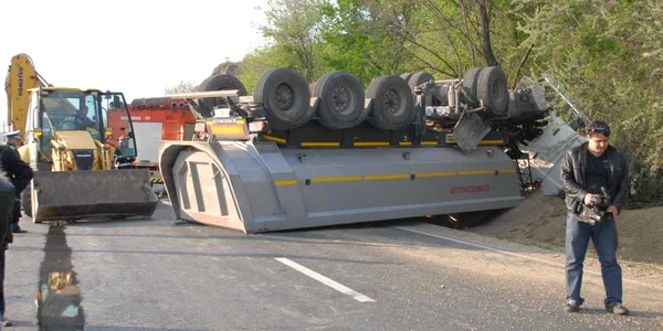 TIR-aul s-a răsturnat peste microbuz