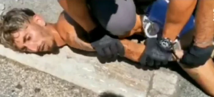 Bărbatul de etnie romă a fost încătușat de polițiști Foto: liberoquotidiano.it