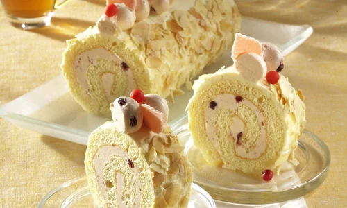 rulada cu crema de vanilie si fructe de padure jpeg