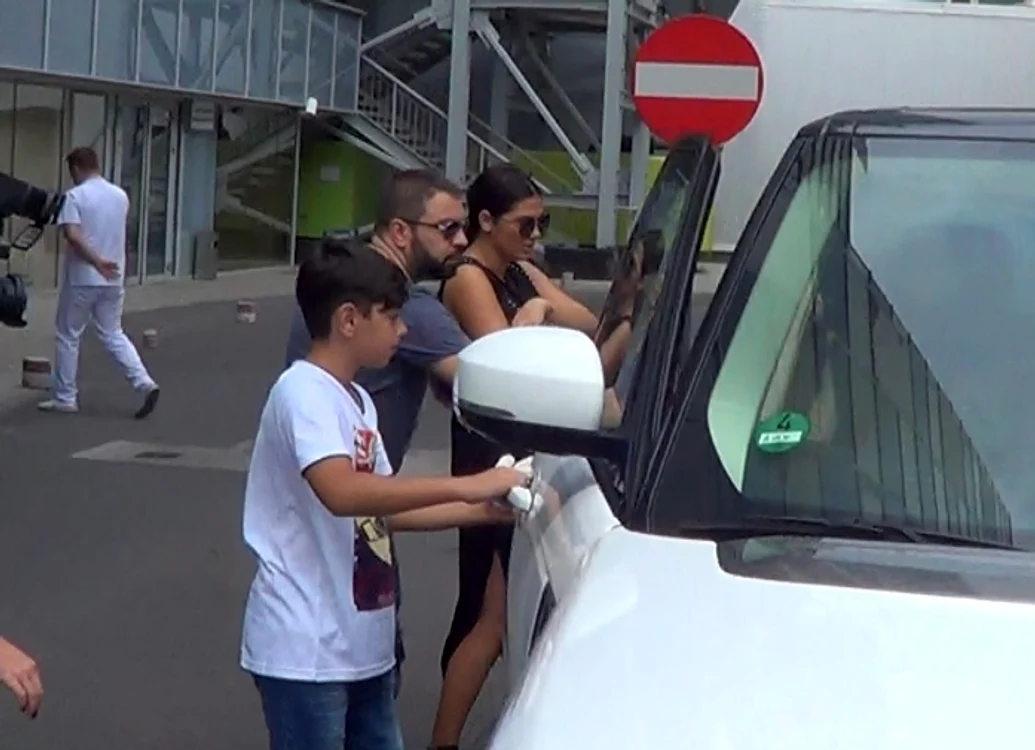 Florin Salam şi Roxana Dobre au fost foarte protectori cu fetiţa lor când au ieşit din spitalFoto: Click!