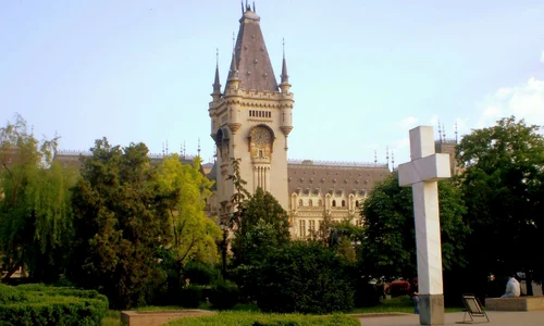 Primăria Iași a tăiat copacii din fața Palatului Culturii pe motiv că au fost plantați de comuniști  jpeg