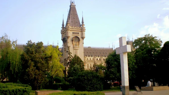 Primăria Iași a tăiat copacii din fața Palatului Culturii pe motiv că au fost plantați de comuniști jpeg