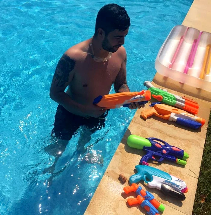 Speak şi-a scos arsenalul de jucării la piscină