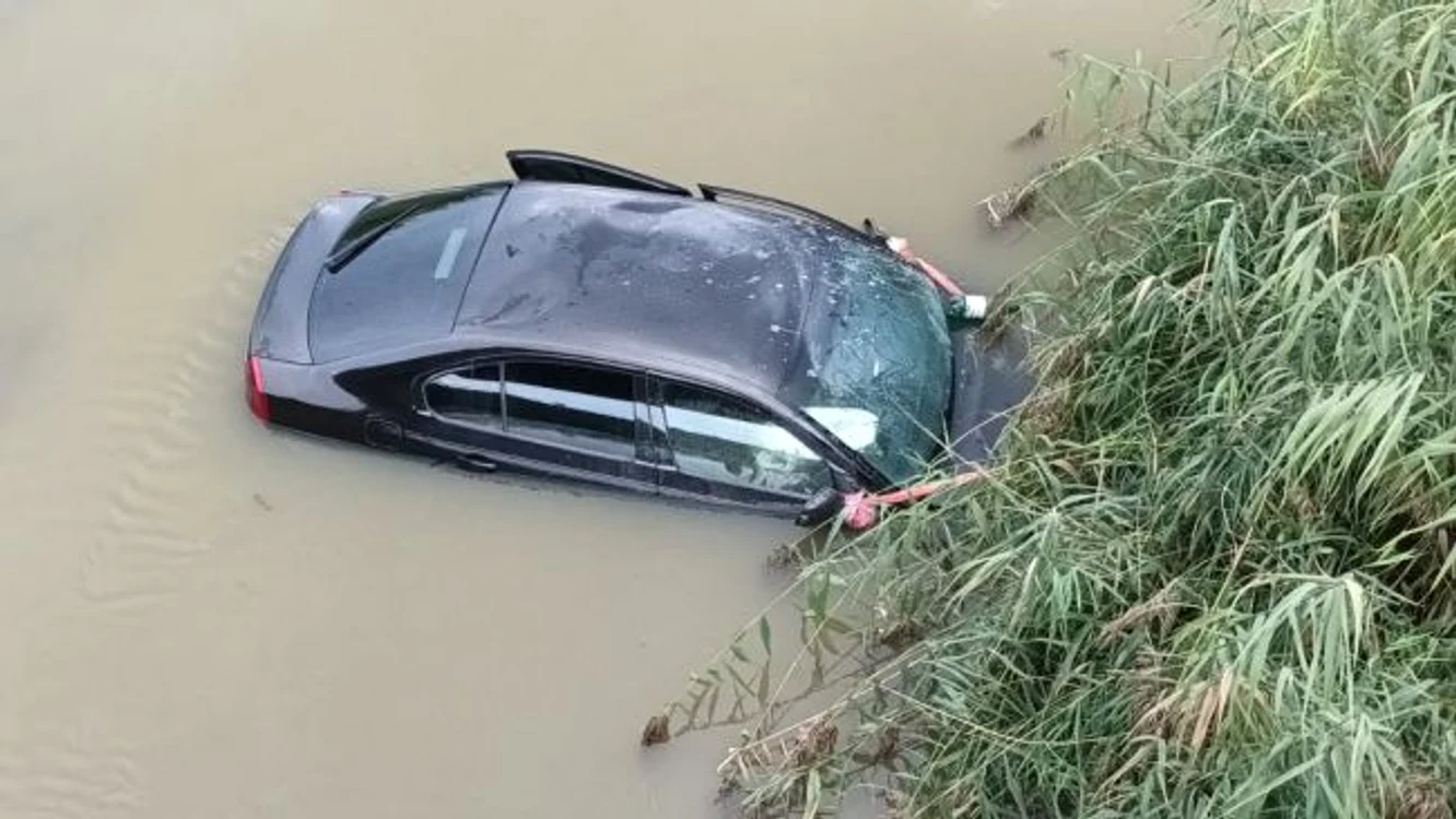 Cei doi botoșăneni au aterizat cu masina într-un râu FOTO botosaneanul.ro