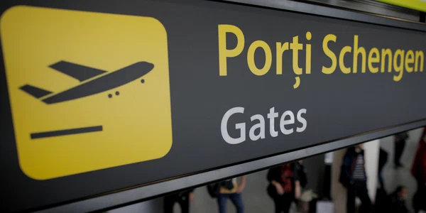 Demonstrație efectuată de reprezentanții MAI în pregătirea aderării României cu frontierele aeriene și maritime la spațiul Schengen, în aeroportul Otopeni, Ilfov. FOTO Inquam Photos / Octav Ganea