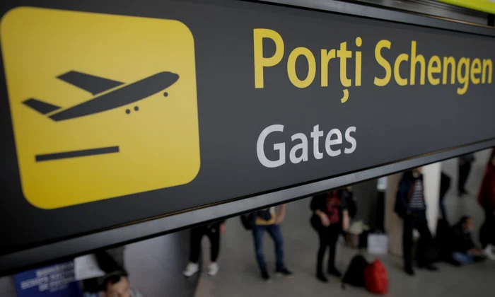 Demonstrație efectuată de reprezentanții MAI în pregătirea aderării României cu frontierele aeriene și maritime la spațiul Schengen, în aeroportul Otopeni, Ilfov. FOTO Inquam Photos / Octav Ganea