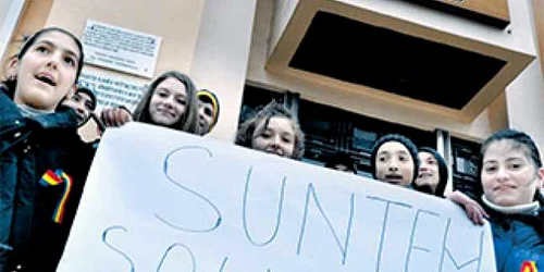 Copiii au afişat un mesaj de solidaritate cu Sabina FOTO