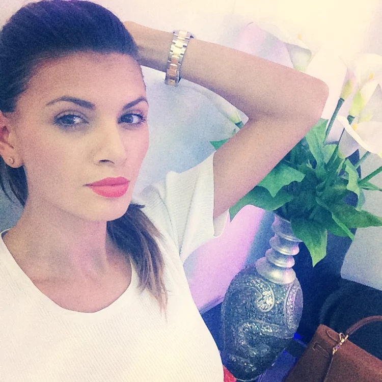 
    Ramona Gabor a renunţat la culoarea naturală de păr, în favoarea unui roşi aprinsFoto: arhivă personală  