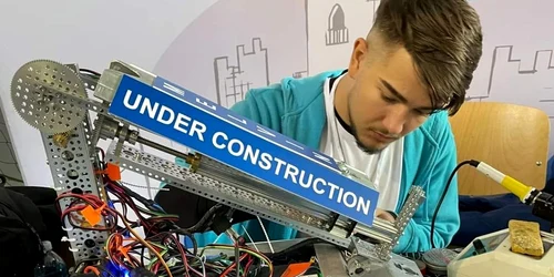 Cele mai bune invenții ale elevilor târgovișteni, roboții Adina și Billy. Foto: Under Construction