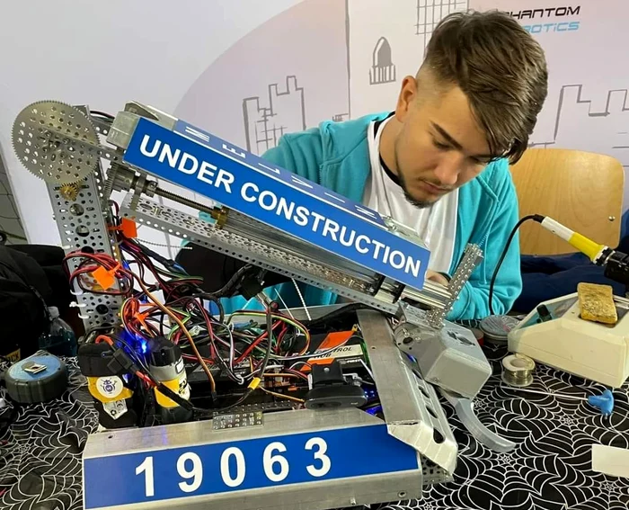 Cele mai bune invenții ale elevilor târgovișteni, roboții Adina și Billy. Foto: Under Construction