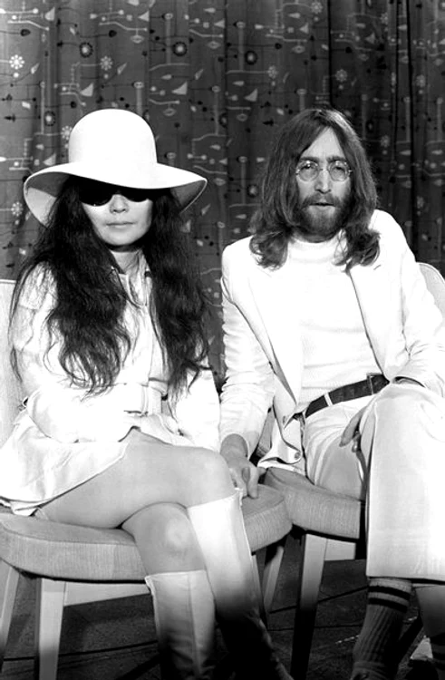 John Lennon şi Yoko Ono @Profimediaclickpentrufemei.ro