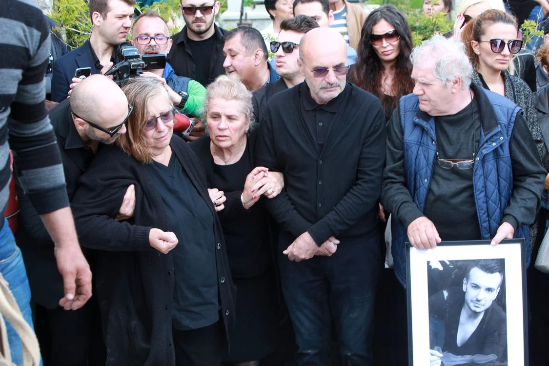 Răzvan a fost singur la părinți