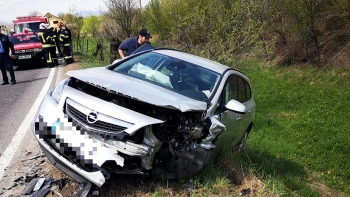 Unul dintre autovehiculele implicate în accident FOTO Ziarul de Bacău