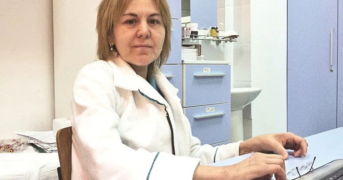 Dr. Anne-Marie Crăciun, medic diabetolog şi nefrolog, în cabinetul său de la spital FOTO Natalia Gociu