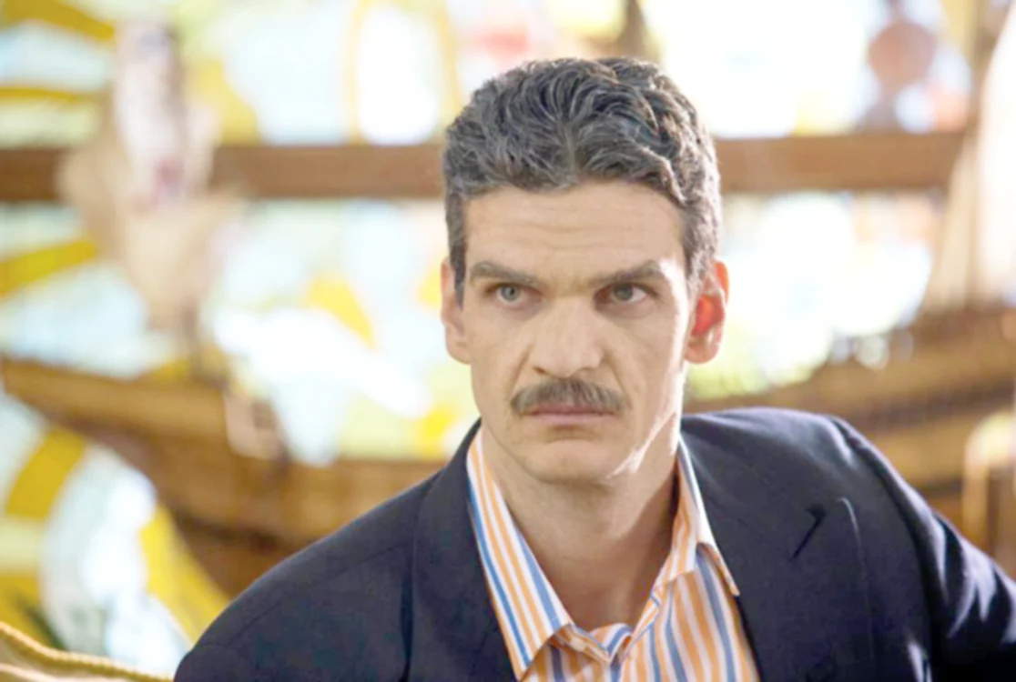 Pentru rolul de afacerist,  Tudor şi-a lăsat mustaţă
