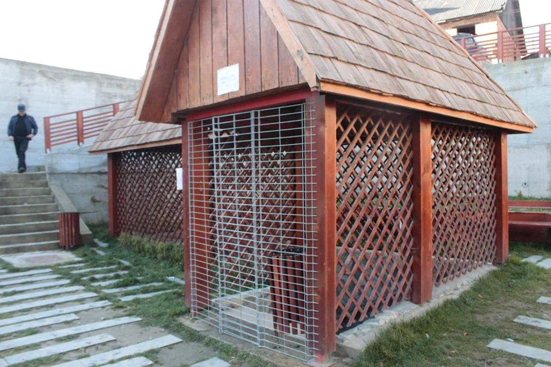 Autorităţile locale au închis izvorul, dar oamenii tot consumă apă de acolo