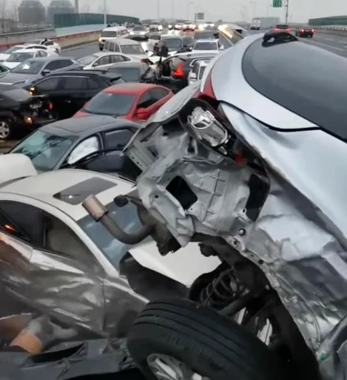 Peste 100 de mașini implicate în coliziune FOTO: Captură video
